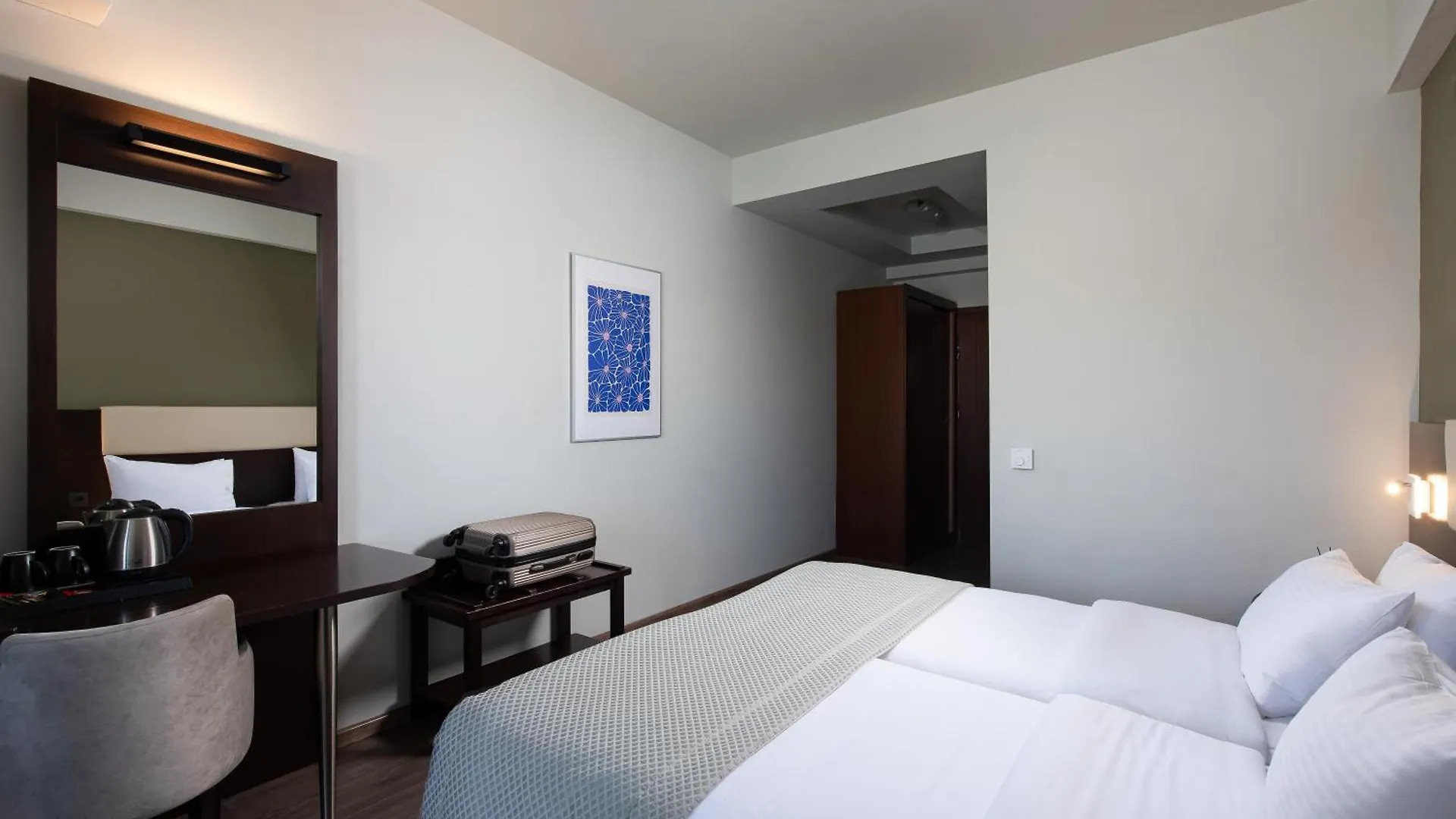 Heaven Hotel Neon Rysion
